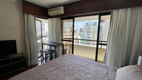 Apto com 2 sacadas e banheira 200m da Av. Paulista