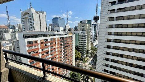 Apto com 2 sacadas e banheira 200m da Av. Paulista