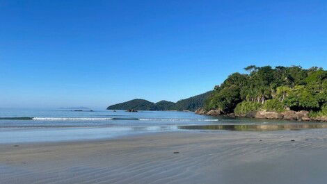 Vista da praia da enseada