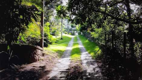 Finca a orillas del río Jaguari en medio de montañas y reserva forestal