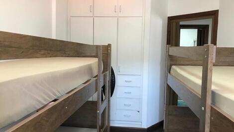 Amplio apartamento, en la caleta, guaruja, con una vista privilegiada a la piscina