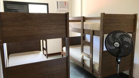 Amplio apartamento, en la caleta, guaruja, con una vista privilegiada a la piscina