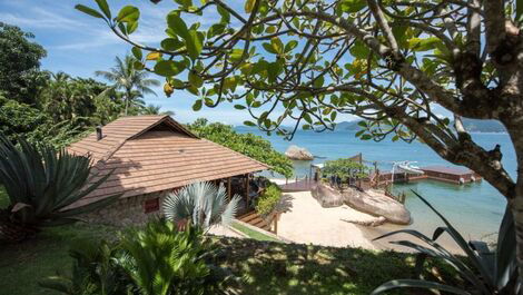 HOUSE WITH BEAUTIFUL PRIVATE BEACH.