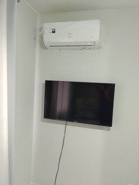 Quarto com tv e ar condicionado split inverter 