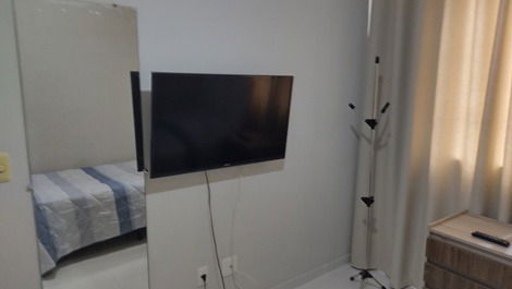 Quarto com tv e ar condicionado split inverter 