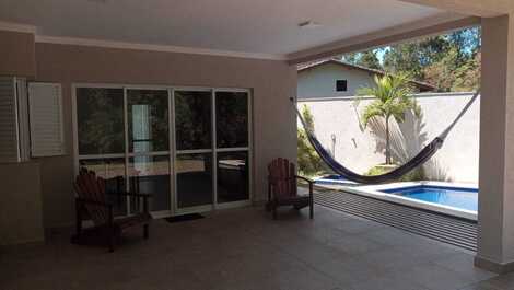 Casa Térrea Wi-Fi 3 suítes 900m Praia de Guaratuba