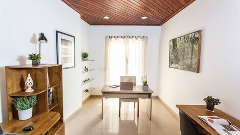 Beautiful house in Lapa 4 bedrooms, pool, barbecue and garden