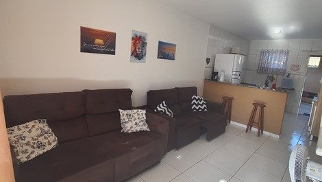 Sala de estar, sofá, cozinha americana
