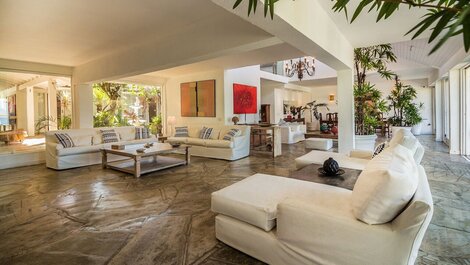 Stunning Mansion with Five Suites, Foot in the Sand of Geribá Por...