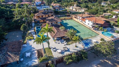 Mansión Cinematográfica Pé na Areia da Ferradura con trece habitaciones...
