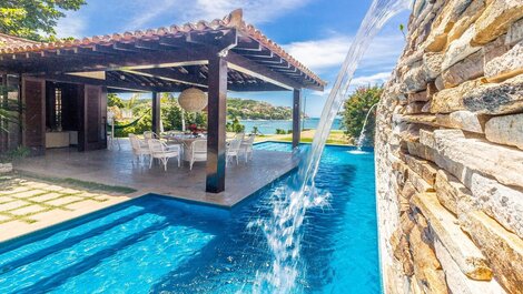 Casa de cinco dormitorios, pies en la arena en la playa de Ferradura