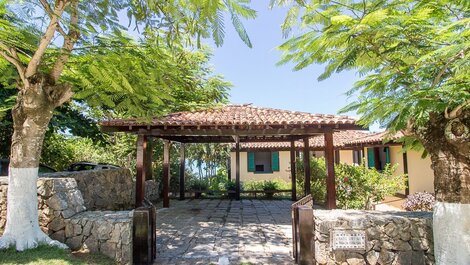 Casa de cinco dormitorios, pies en la arena en la playa de Ferradura