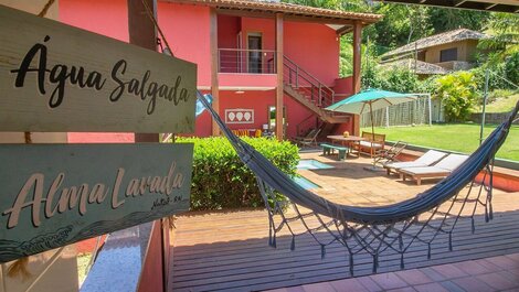 Pé na Areia da Praia dos Ossos e Seis Suítes