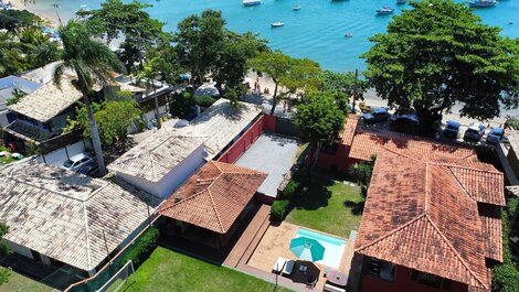 Pé na Areia da Praia dos Ossos e Seis Suítes