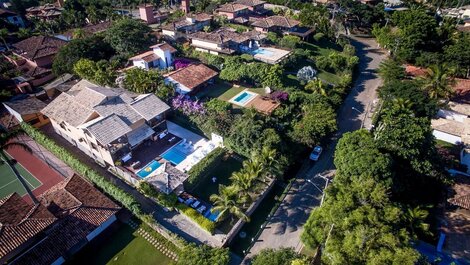 Mansion with Eleven Suites Less than 2 Minutes Walking to the Beach...