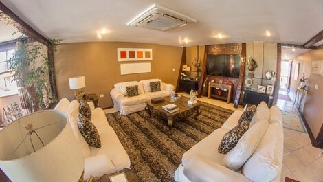 Mansion with Eleven Suites Less than 2 Minutes Walking to the Beach...