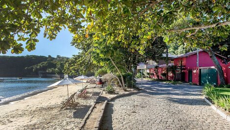 Pé na Areia da Praia dos Ossos e Seis Suítes