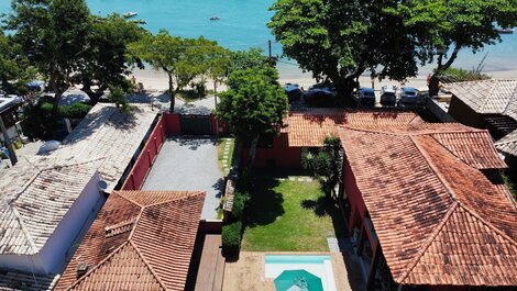 Pé na Areia da Praia dos Ossos e Seis Suítes