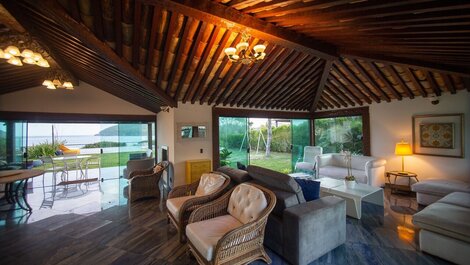 Beira Mar Mansion with Five Suites in Praia da Ferradura - Por...