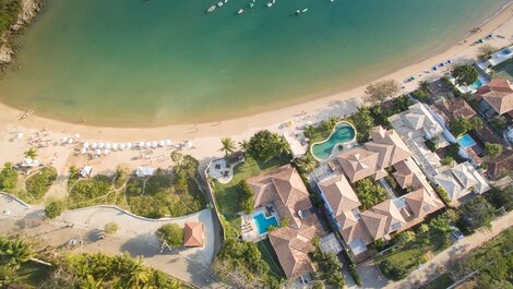 Mansão Pé na Areia da Praia da Ferradura, composta por Cinco Suítes...