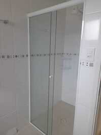 Banheiro com box de vidro