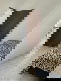 Quarto amplo e confortável com cama de casal, de solteiro e ventilador de chão grande 