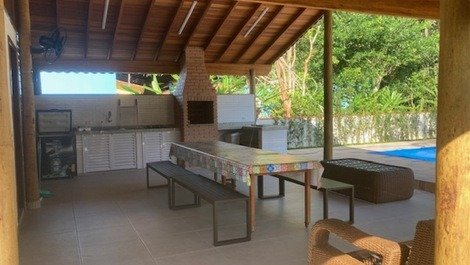 Casa de una sola planta con piscina en una calle tranquila en el condominio Morada da Praia