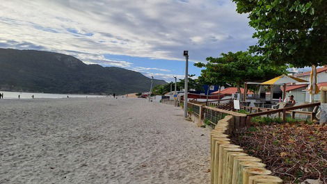 Praia frente ao prédio, abril de 2023