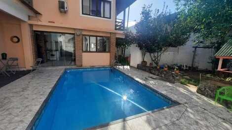 House with pool and hydro bath in Piratininga