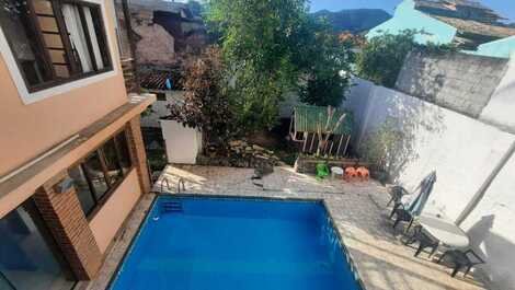 Casa con piscina y baño de hidromasaje en Piratininga