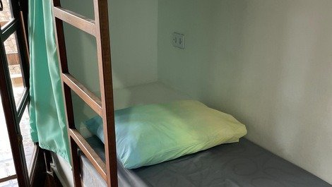 Cama quarto compartilhado, com tomada e cortina