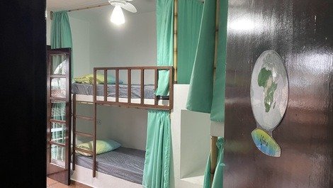 Quarto compartilhado com armário individual com cadeado (4 camas)
