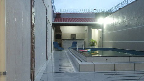 Lindíssima Casa Com Piscina, Churrasqueira Deck Coberto Perto da Praia