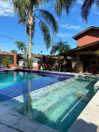 Casa com piscina 400 metros da Praia