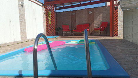 Excelente Casa com Piscina, Área Gourmet e Lareira Pertinho da Praia