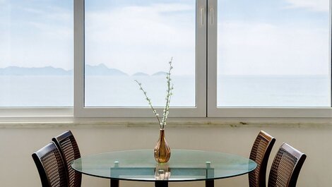 Apartamento com vista panorâmica e 3 quartos para alugar em Copacabana
