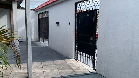 Amplia Casa de hasta 3 Dormitorios y Sala con Aire, Wi-Fi y Cochera