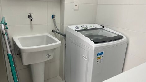 Área de serviço com maquina para lavar roupas
