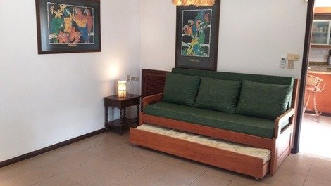 Sala de estar transformável em dormitório com sofá cama de casal e cama de solteiro
