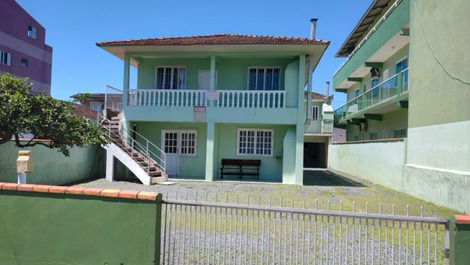 Apartamento de dois quartos na Enseada a 50m do mar