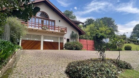 Beautiful house with fireplace in Campos do Jordão