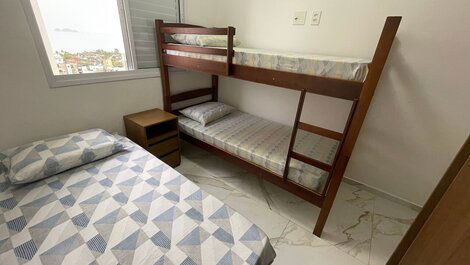 Quarto com cama de solteiro e beliche