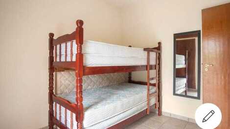 Quarto com beliche e colchões avulsos 
