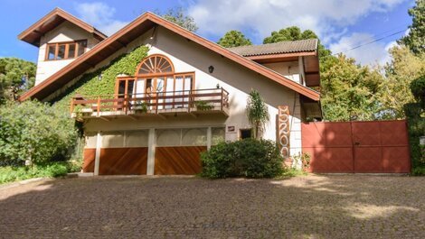Beautiful house with fireplace in Campos do Jordão