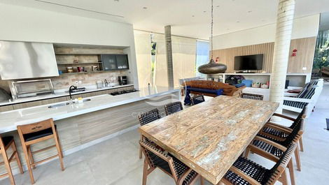 Exclusive mansion with 6 suites, high standard on the Riviera de São Lourenço: