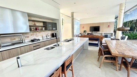 Exclusive mansion with 6 suites, high standard on the Riviera de São Lourenço: