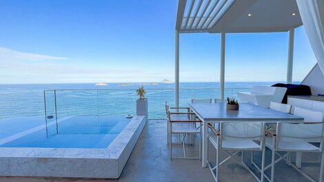 Duplex penthouse with infinity pool and panoramic ocean views