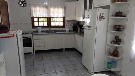 ÓTIMA RES.PISCINA, AR COND.ATÉ 14 PESSOAS, COND. POUCOS METROS PRAIA