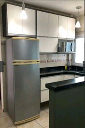 Boqueirão, Wi-Fi and air conditioning, 1 bedroom with elevator, sleeps 6, covered parking space.