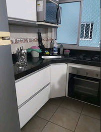 Boqueirão, Wi-Fi and air conditioning, 1 bedroom with elevator, sleeps 6, covered parking space.